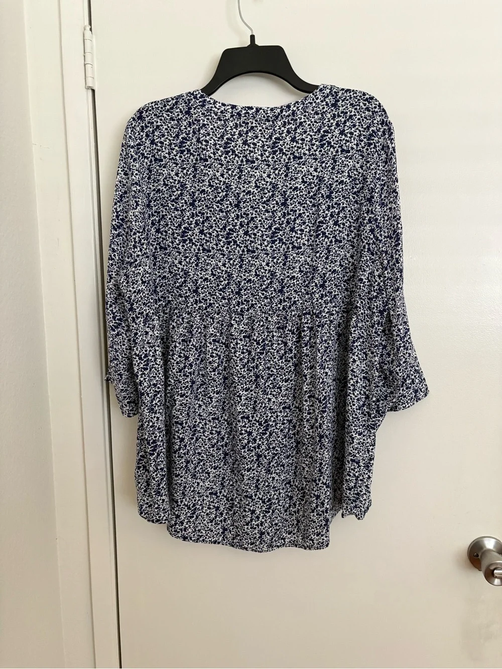 CYNTHIA ROWLEY Floral V-Neck Peplum Blouse in Navy and White